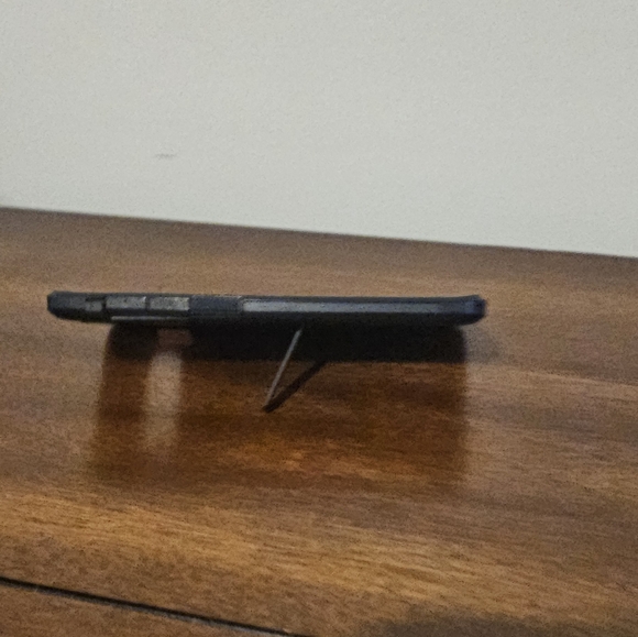 Spigen case with kickstand - Picture 4 of 5